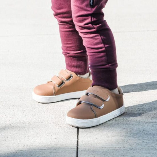 BROWN KICKS